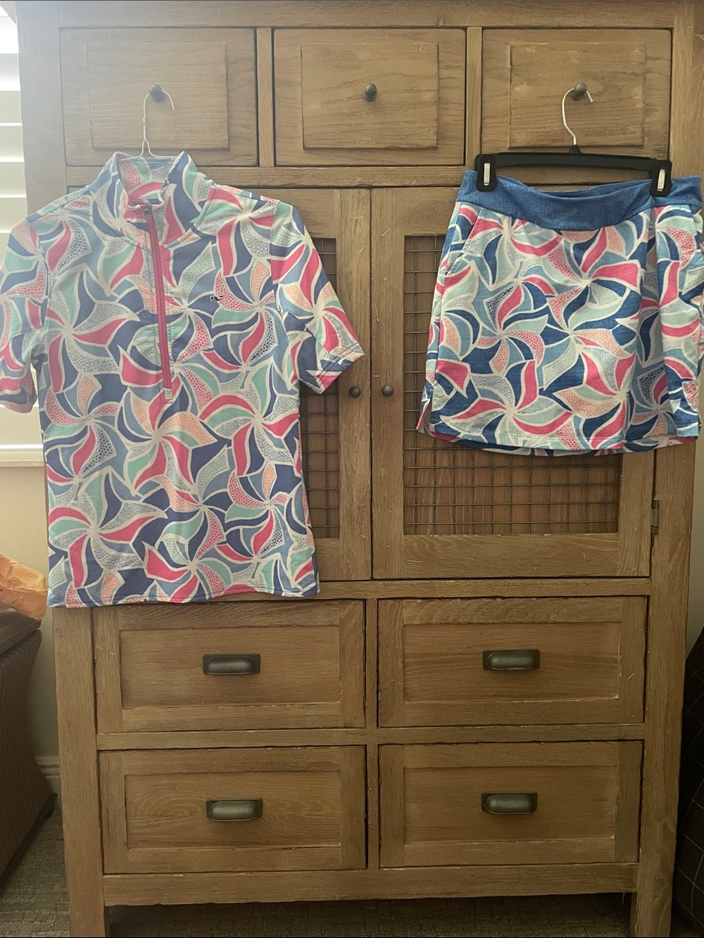 Vineyard Vines performance  Abstract Print Golf Polo & Skort Set -